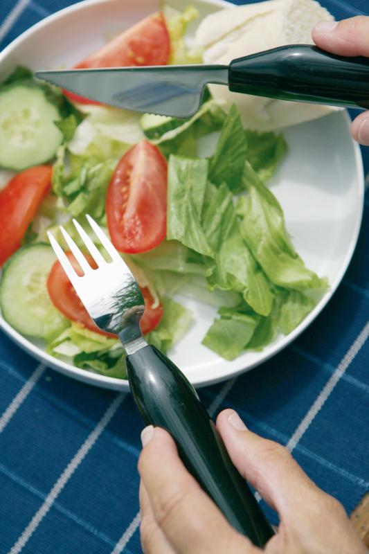 Une assiette de petite taille, à bords relevés