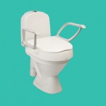 Réhausseur de toilettes Etac Cloo avec accoudoirs