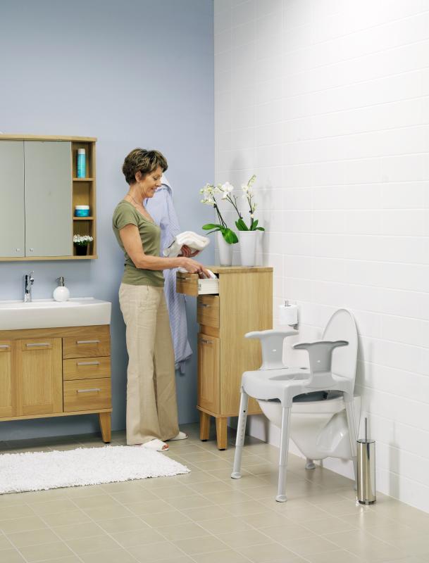 La chaise garde robe transformée en surélevateur de toilettes