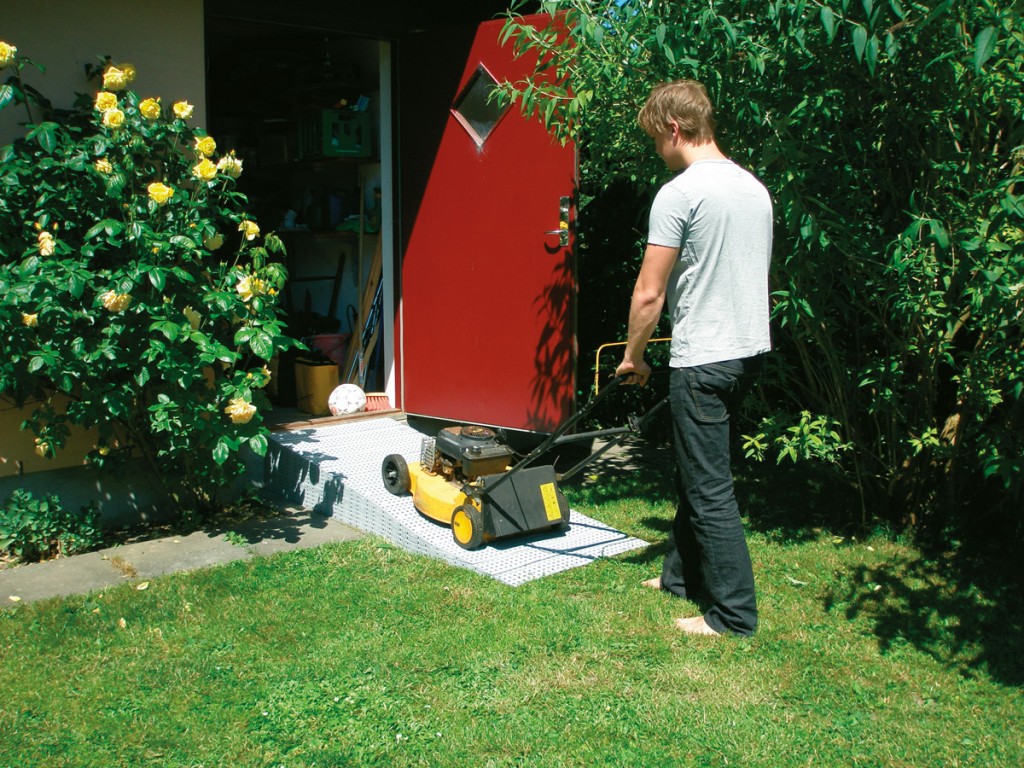 La rampe peut servir pour autre chose qu'un fauteuil roulant : une tondeuse, une entrée de garage pour voitures...